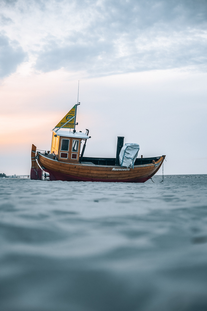 Fischerboot im letzten Sonnenlicht des Tages 