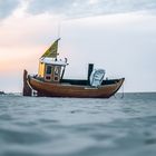 Fischerboot im letzten Sonnenlicht des Tages 