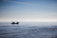 Fischerboot im Morgennebel