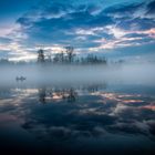 Fischerboot im Morgennebel auf der Donau