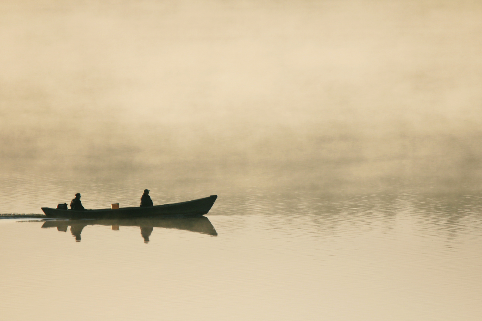 Fischerboot im Nebel