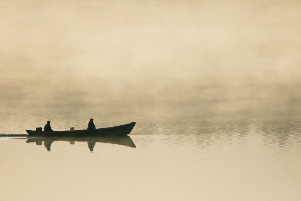 Fischerboot im Nebel