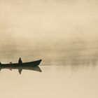 Fischerboot im Nebel
