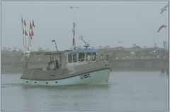 Fischerboot im Nebel