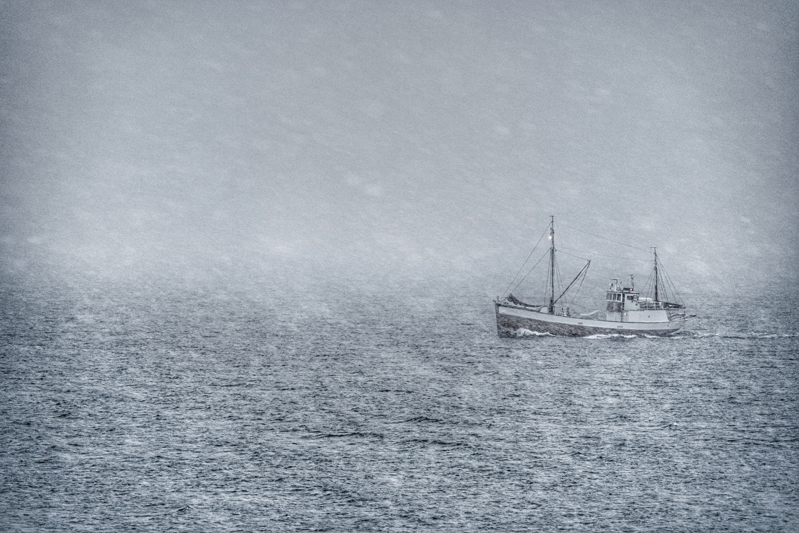 Fischerboot im Schneesturm