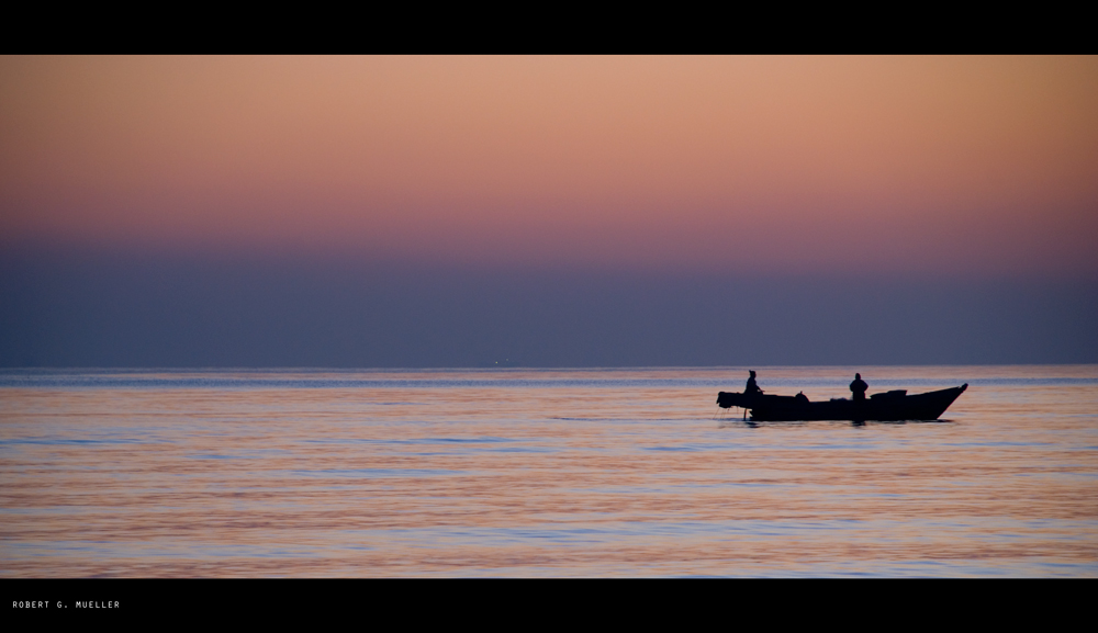 Fischerboot im Sonnenaufgang