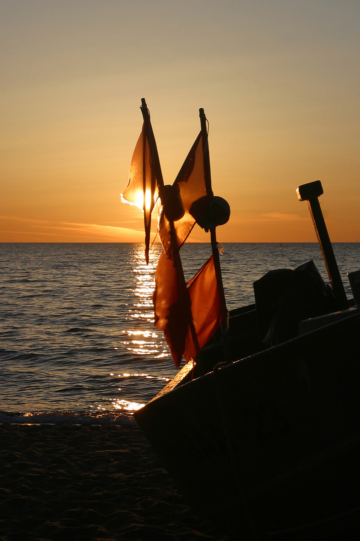 Fischerboot im Sonnenaufgang