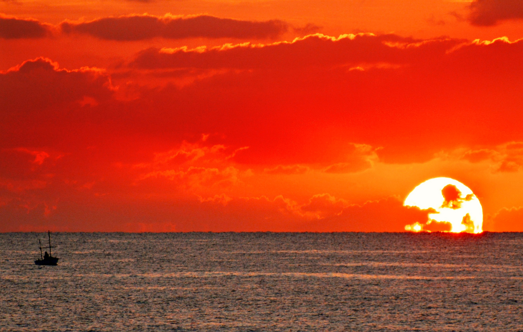 Fischerboot im Sonnenaufgang