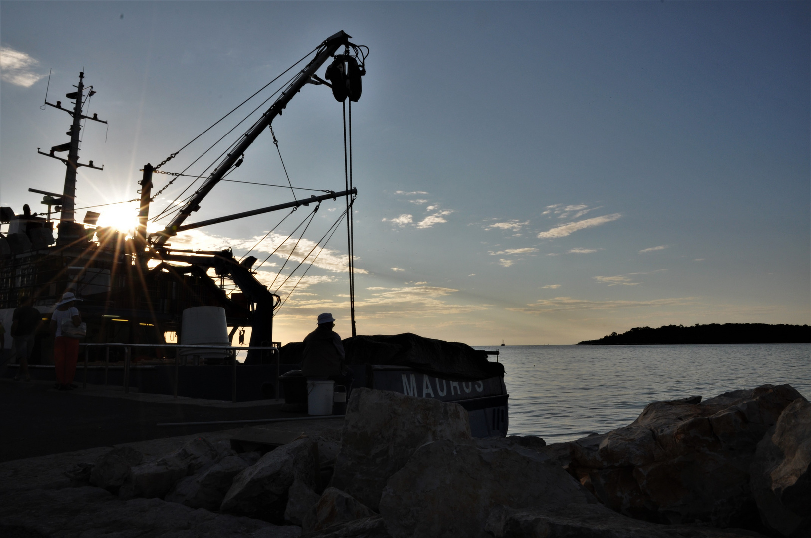 Fischerboot im Sonnenuntergang