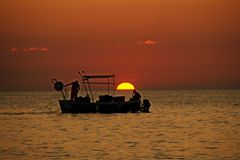 Fischerboot im Sonnenuntergang