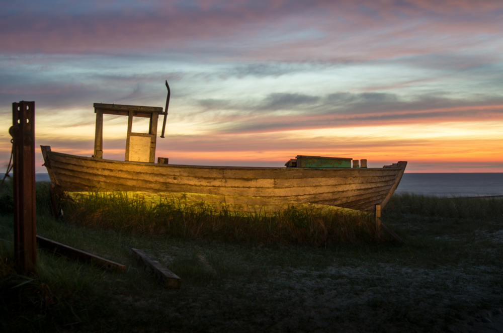 Fischerboot im Sonnenuntergang