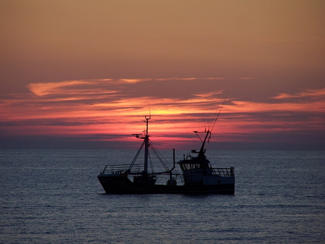 Fischerboot im Sonnenuntergang