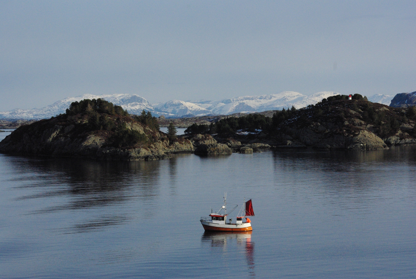 Fischerboot im Steinsundet, Norwegen