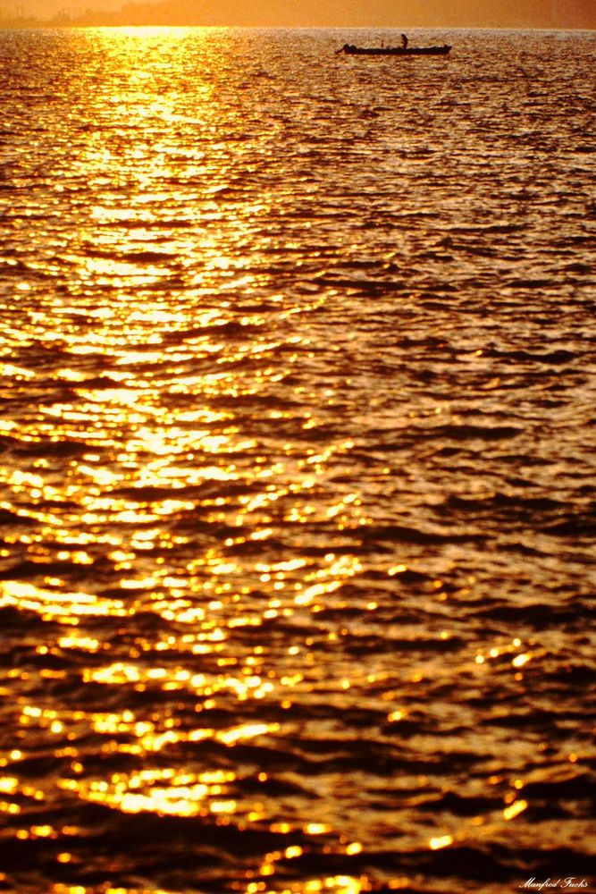 Fischerboot im Südchinesischen Meer bei Sonnenaufgang