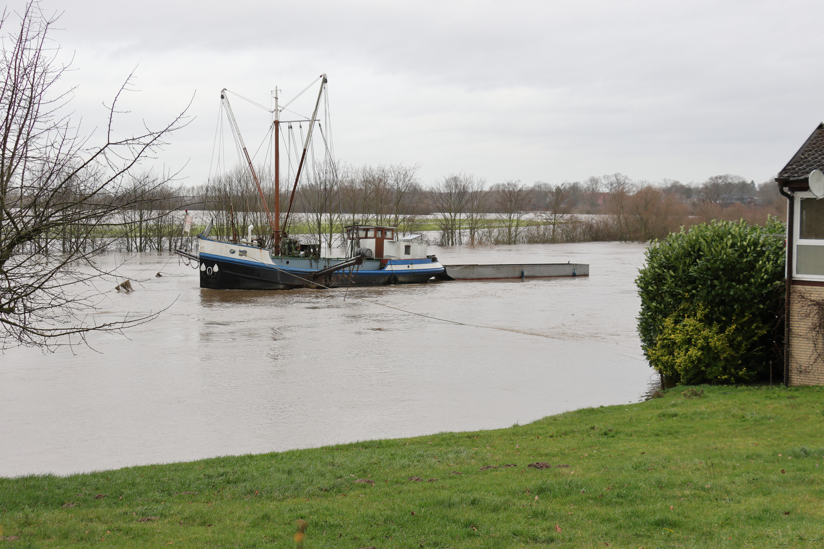 Fischerboot im Vorgarten