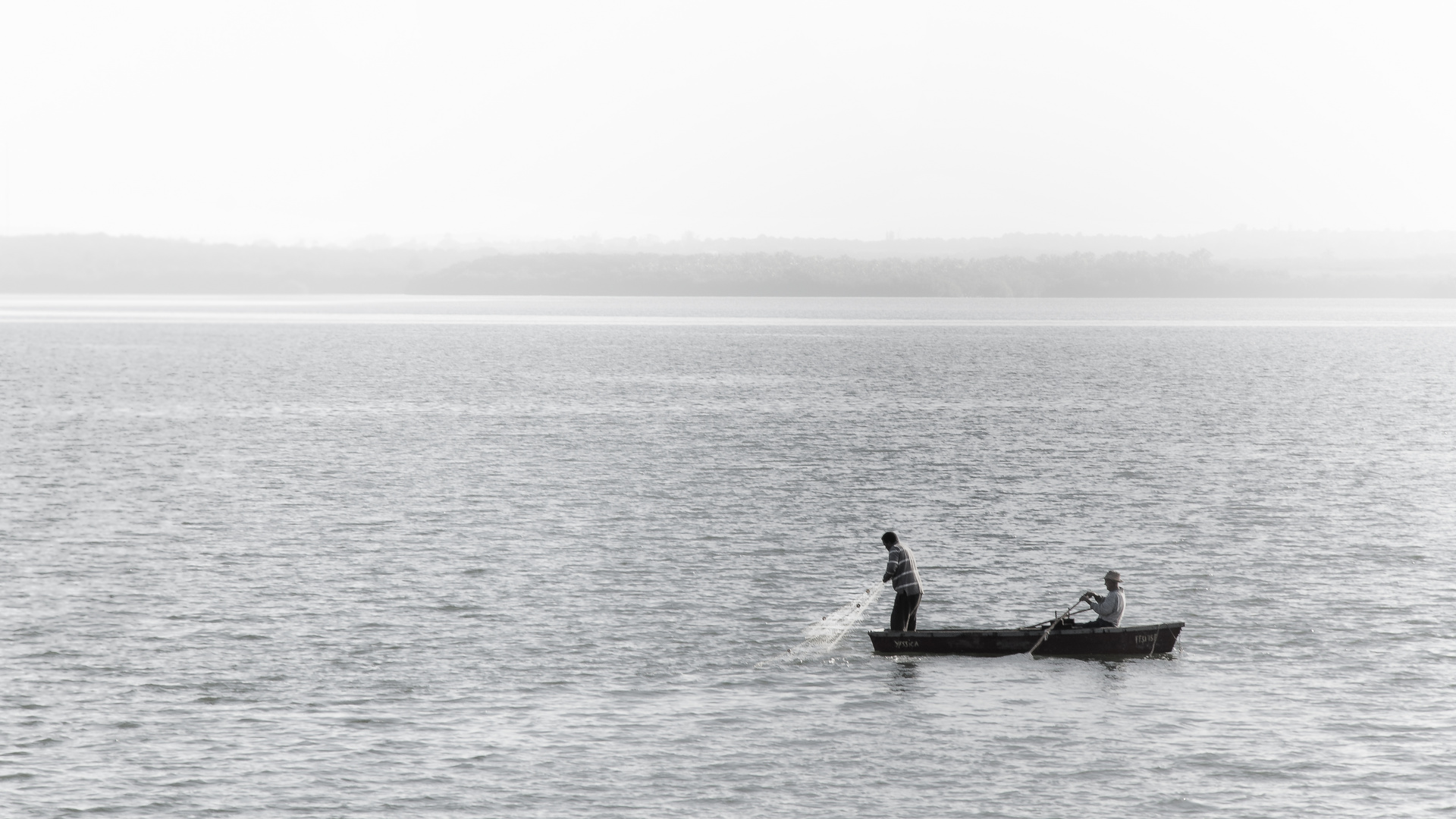 Fischerboot im Zwielicht