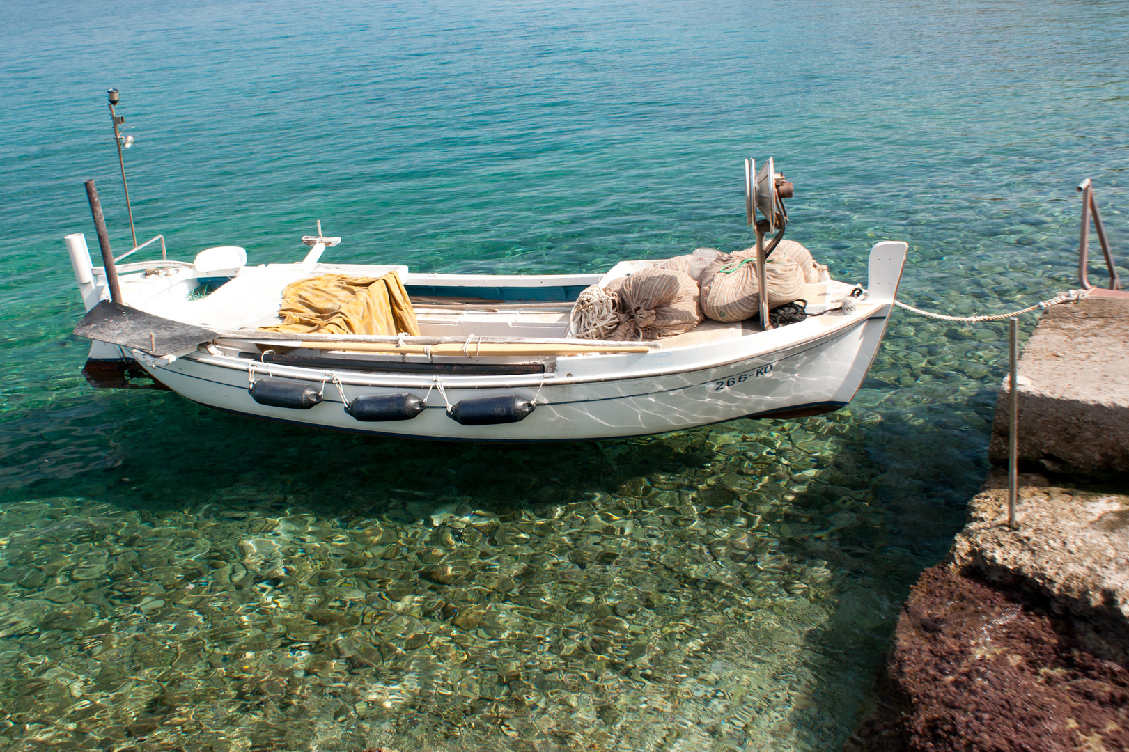 Fischerboot in glasklarem Wasser