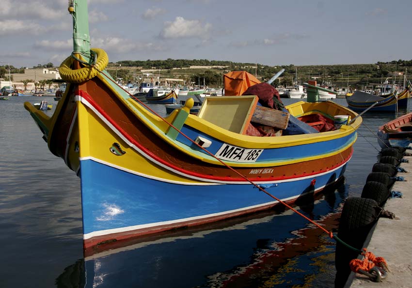 Fischerboot in Landesfarben