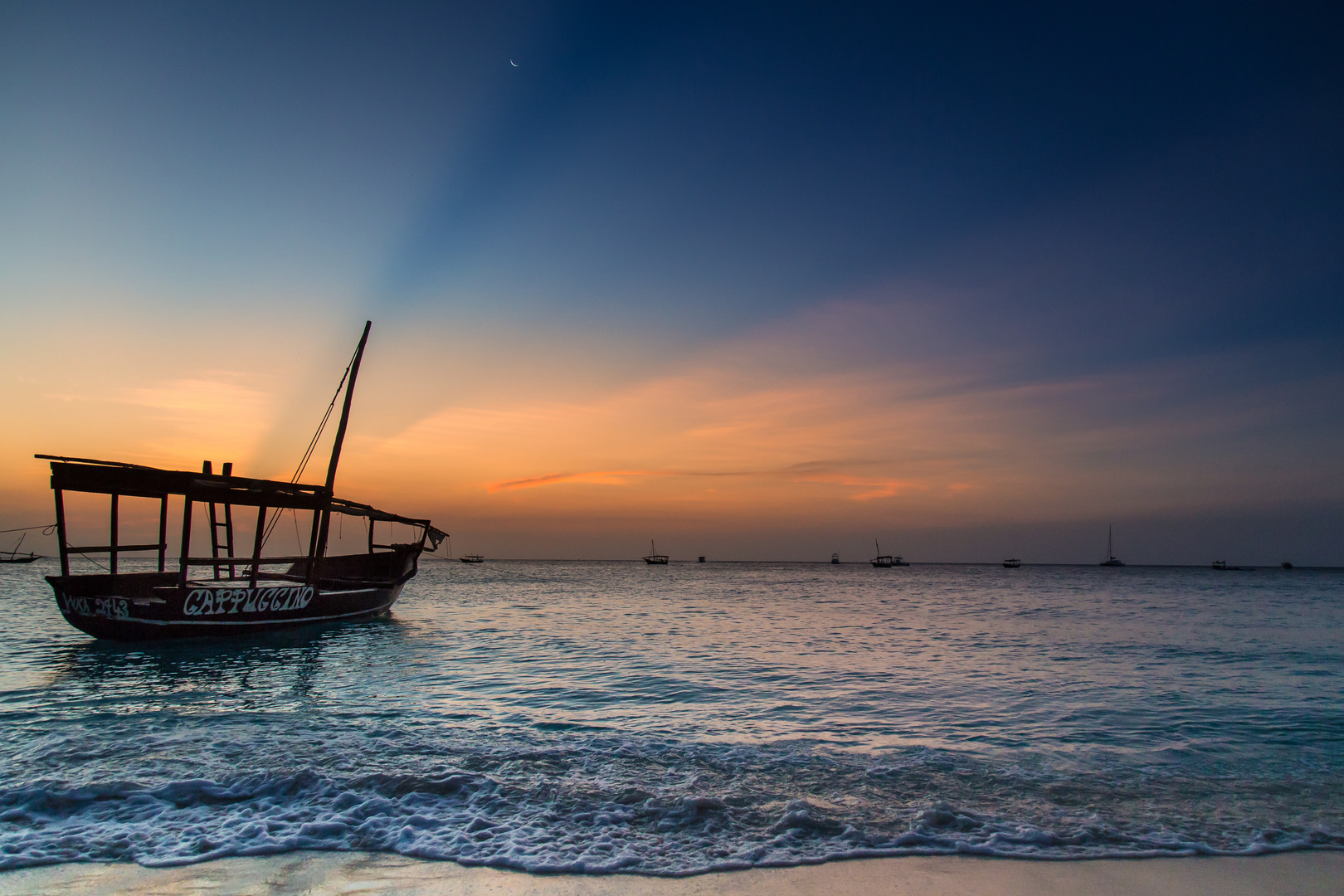 Fischerboot in stimmungsvollem Sonnenuntergang auf Zanzibar