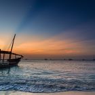 Fischerboot in stimmungsvollem Sonnenuntergang auf Zanzibar