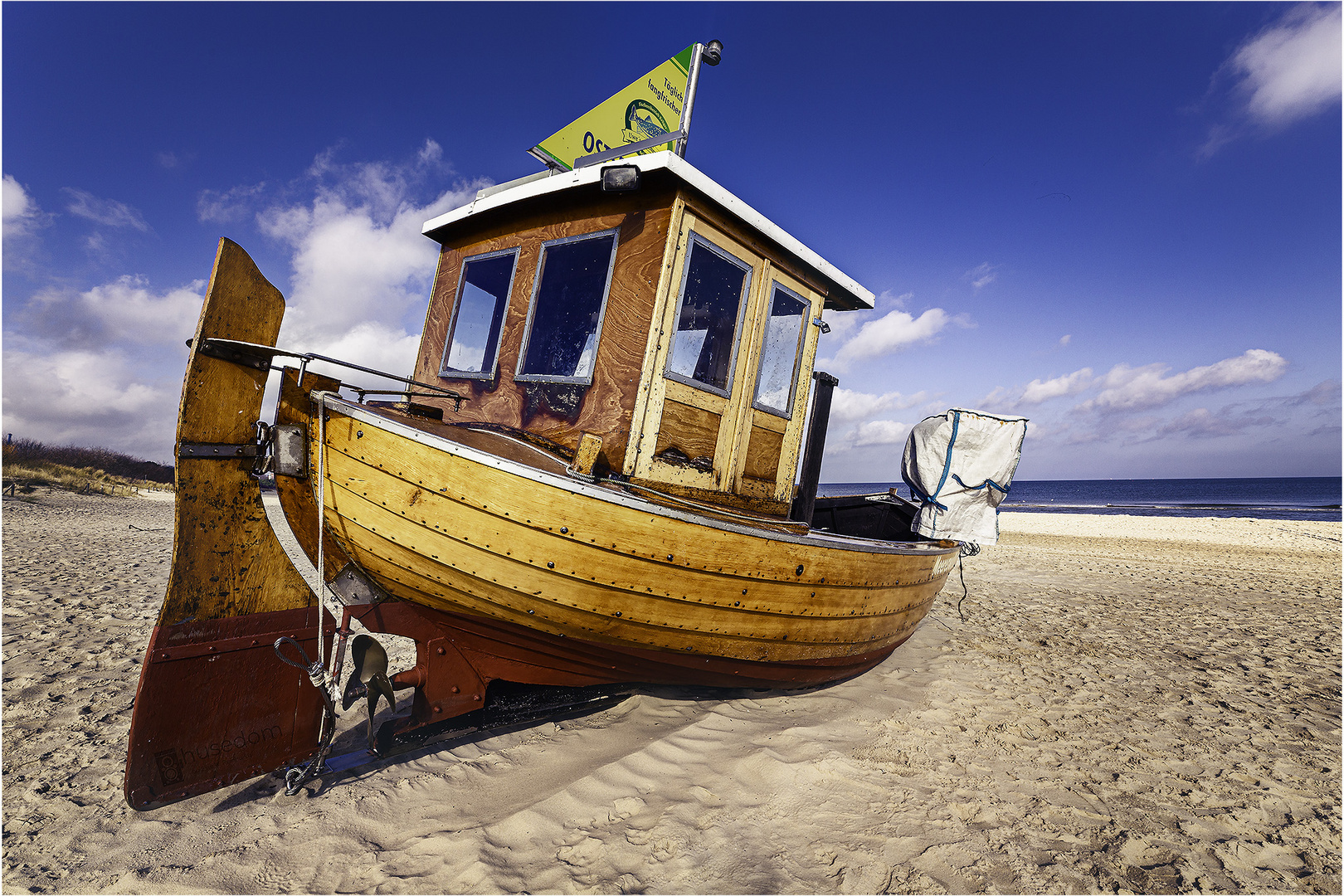 Fischerboot Meereswelle am Strand von AhlbeckAhlbeck