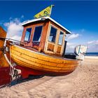 Fischerboot Meereswelle am Strand von AhlbeckAhlbeck