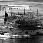 Fischerboot mit Käfigen vor der Insel Krk