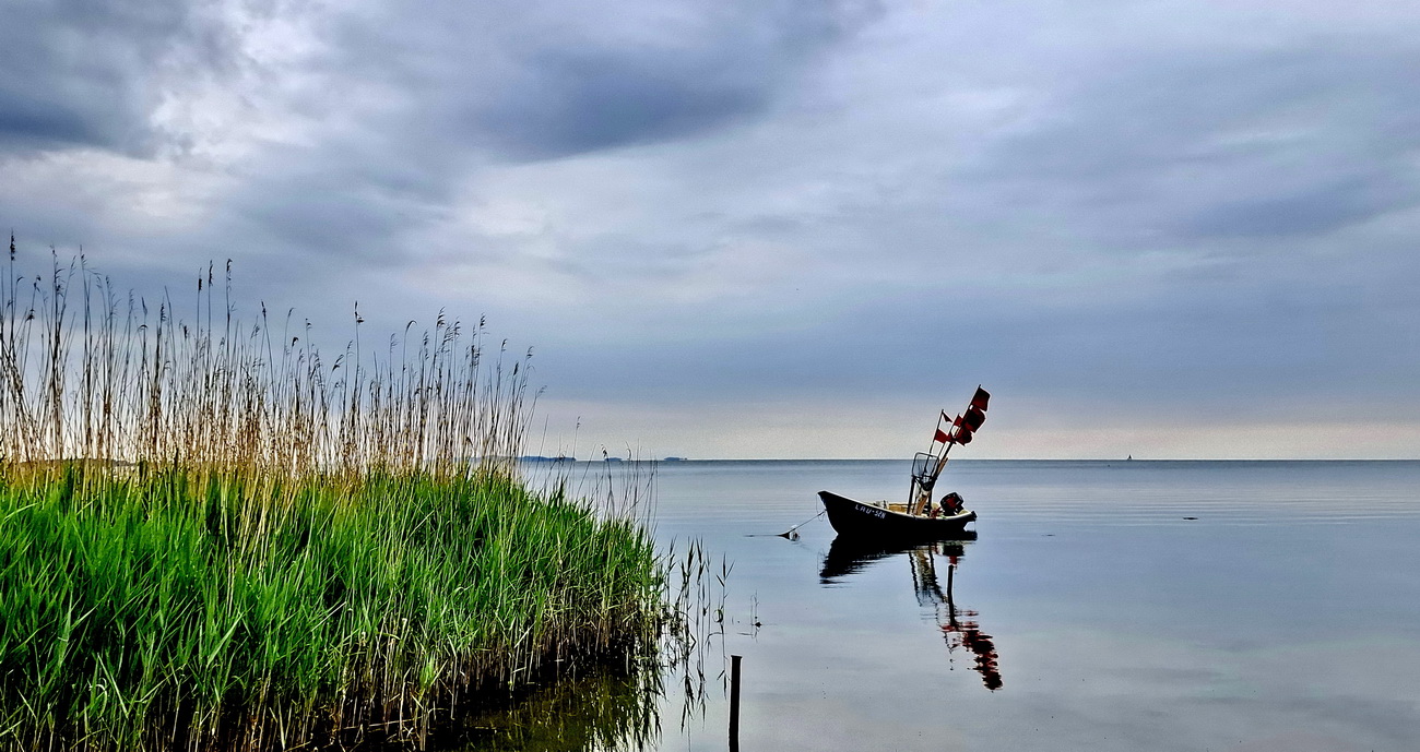 Fischerboot mit roten Fähnchen