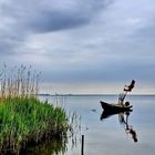Fischerboot mit roten Fähnchen