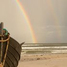 Fischerboot mit schillerndem Regenbogen