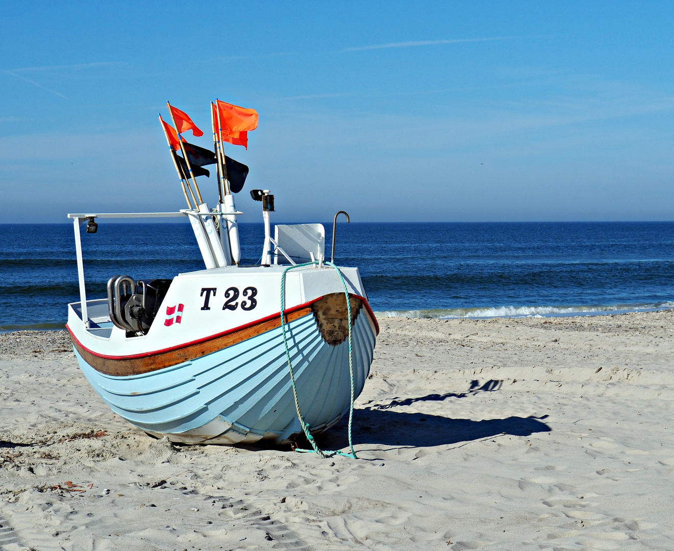 Fischerboot mit Stellnetzfahnen