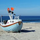 Fischerboot mit Stellnetzfahnen