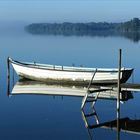 Fischerboot spiegelt sich im Großen Plöner See