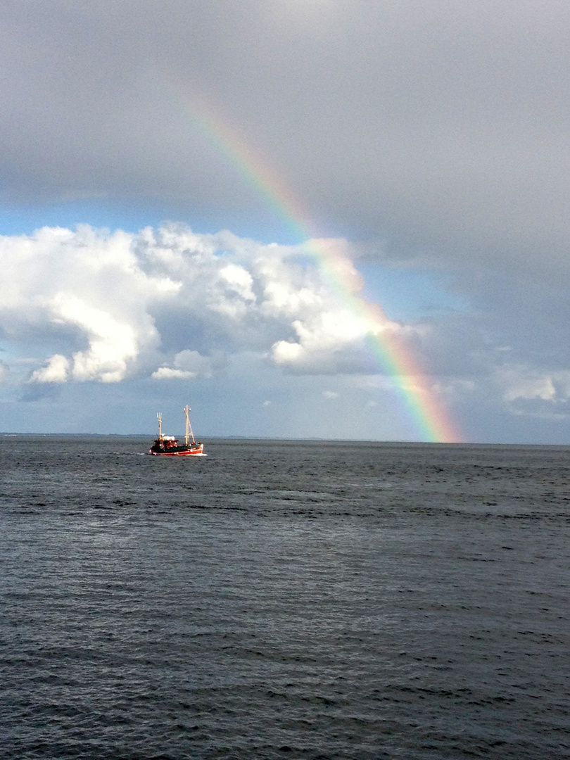 Fischerboot unter dem Regenbogen