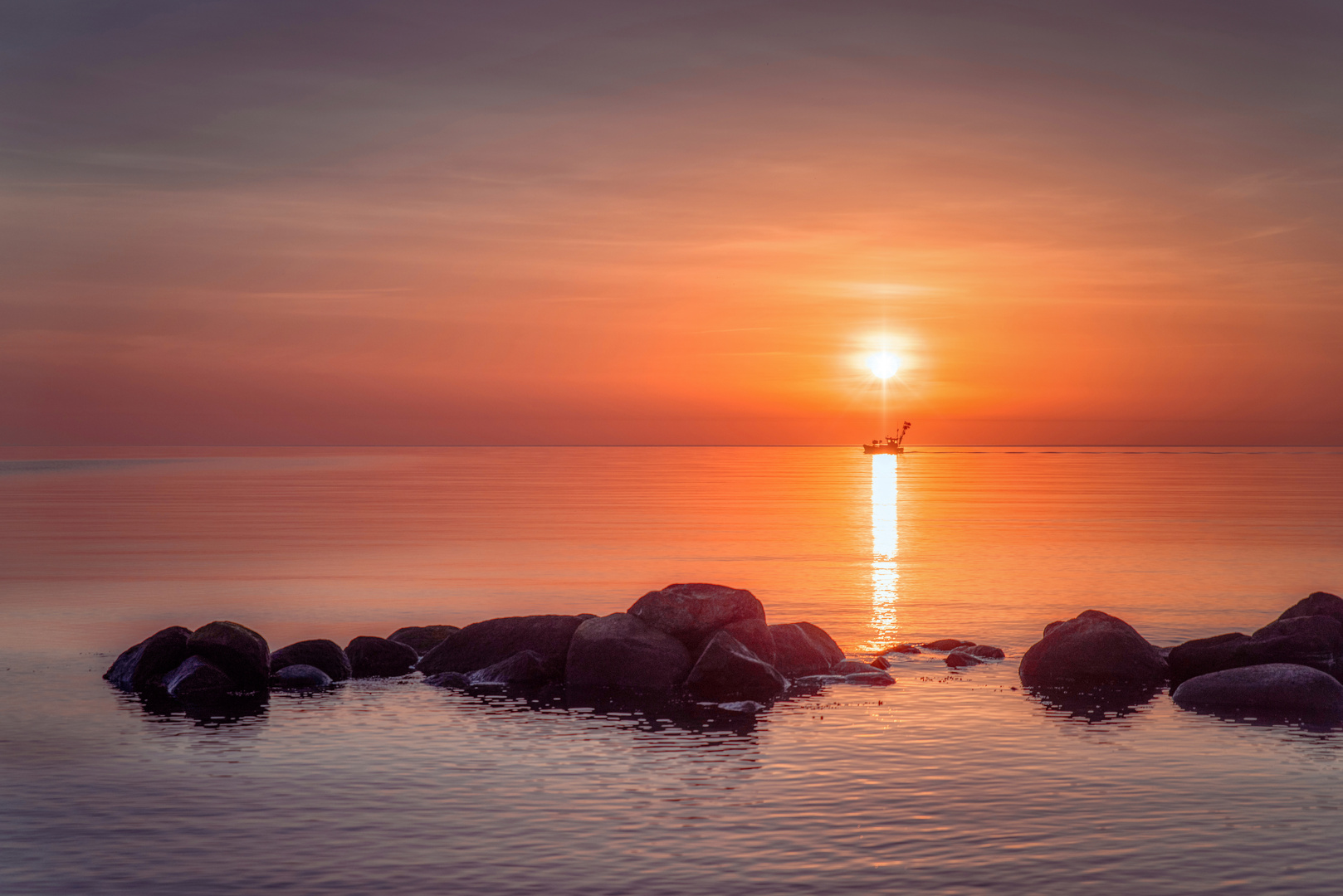 Fischerboot unter der Sonne