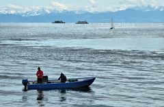 Fischerboot vor Alpenpanorama