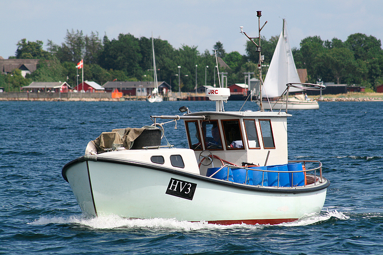 Fischerboot vor der Insel Aaro