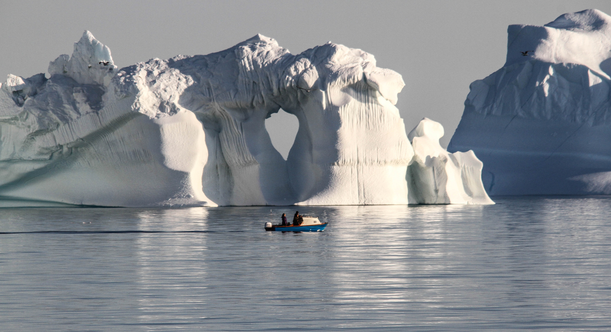 Fischerboot vor Eiswand