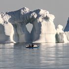 Fischerboot vor Eiswand