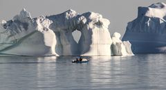 Fischerboot vor Eiswand