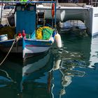 Fischerboot vor Katamaran