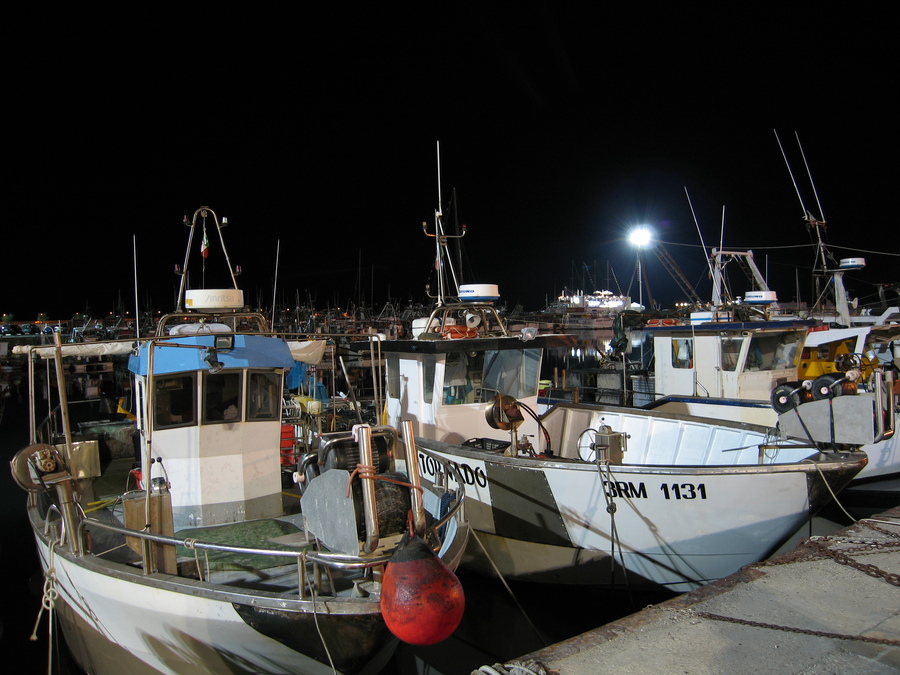 Fischerboote am Abend im Hafen von Cattollca