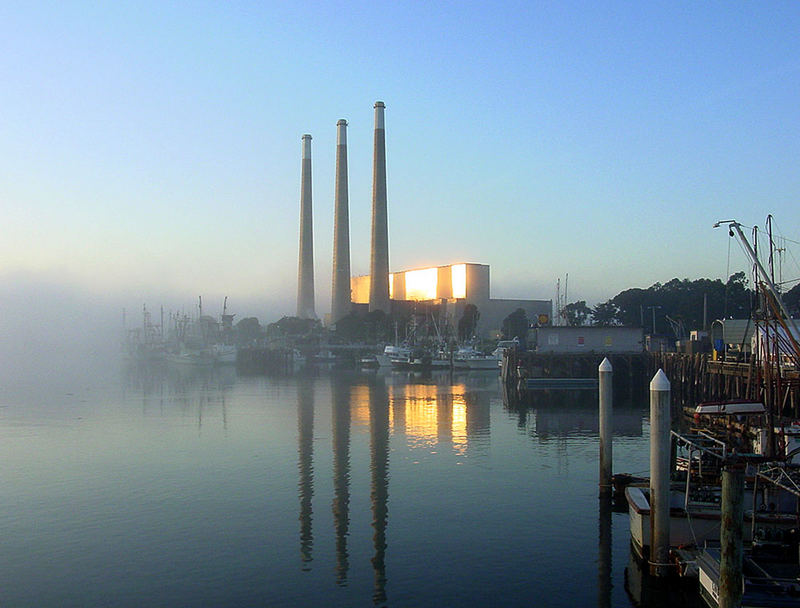 Fischerboote am goldenen Atomkraftwerk