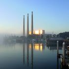 Fischerboote am goldenen Atomkraftwerk