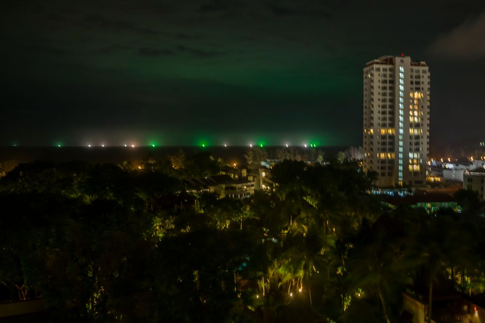 Fischerboote am Horizont um Mitternacht