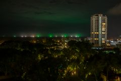 Fischerboote am Horizont um Mitternacht