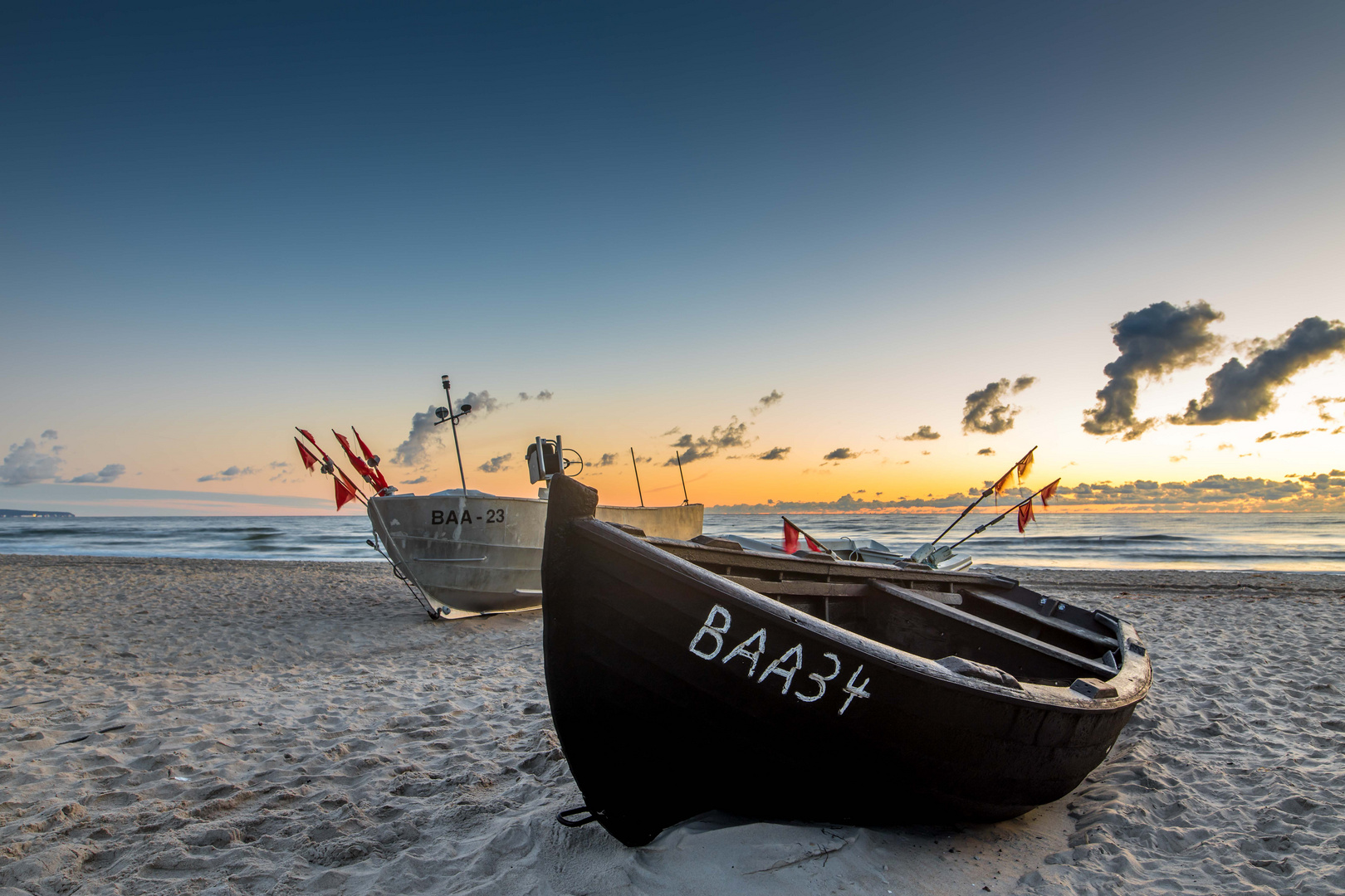 Fischerboote am Strand von Baabe in der Morgensonne