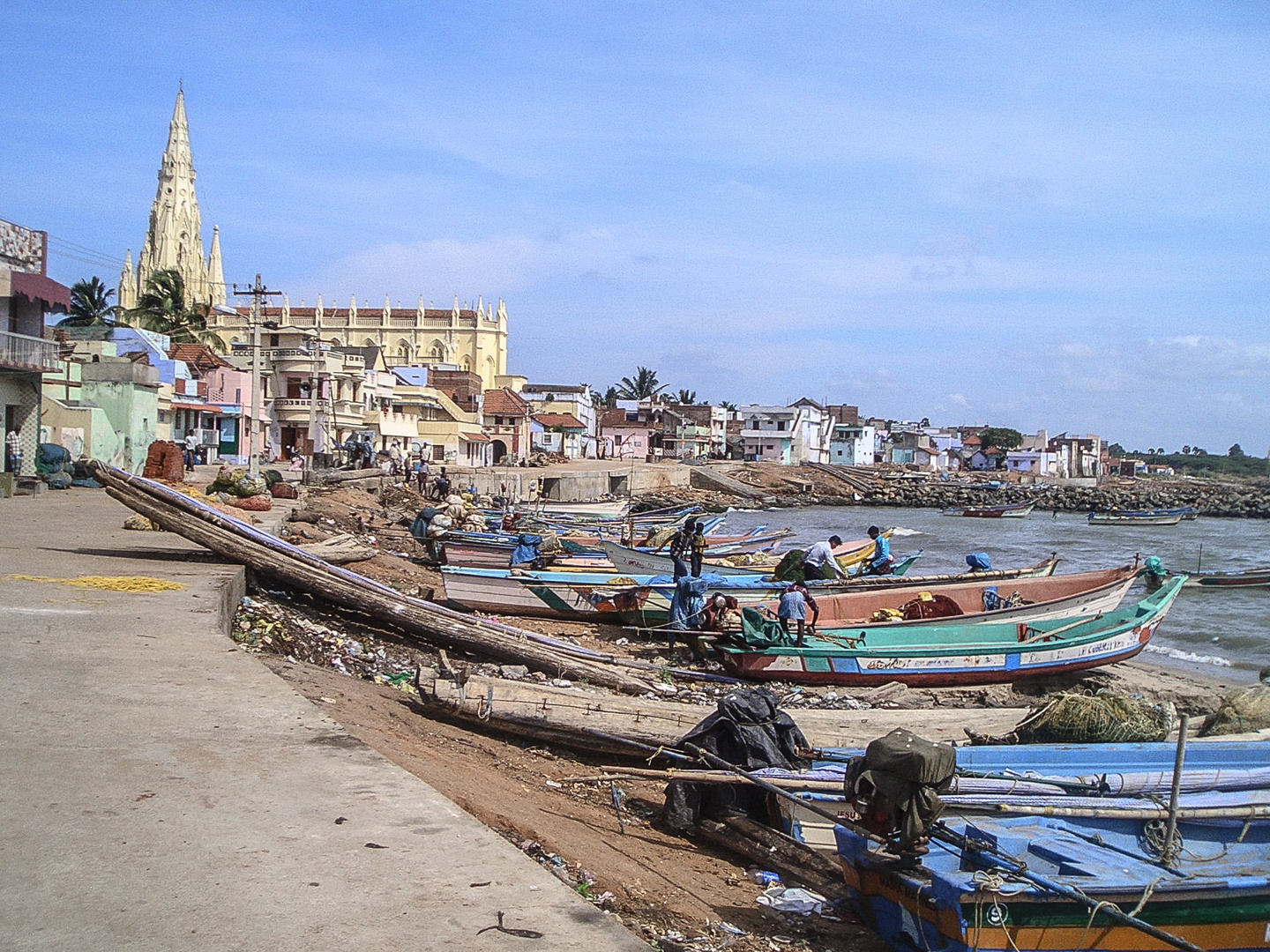 Fischerboote am Strand von Kanyakumari, Tamil Nadu