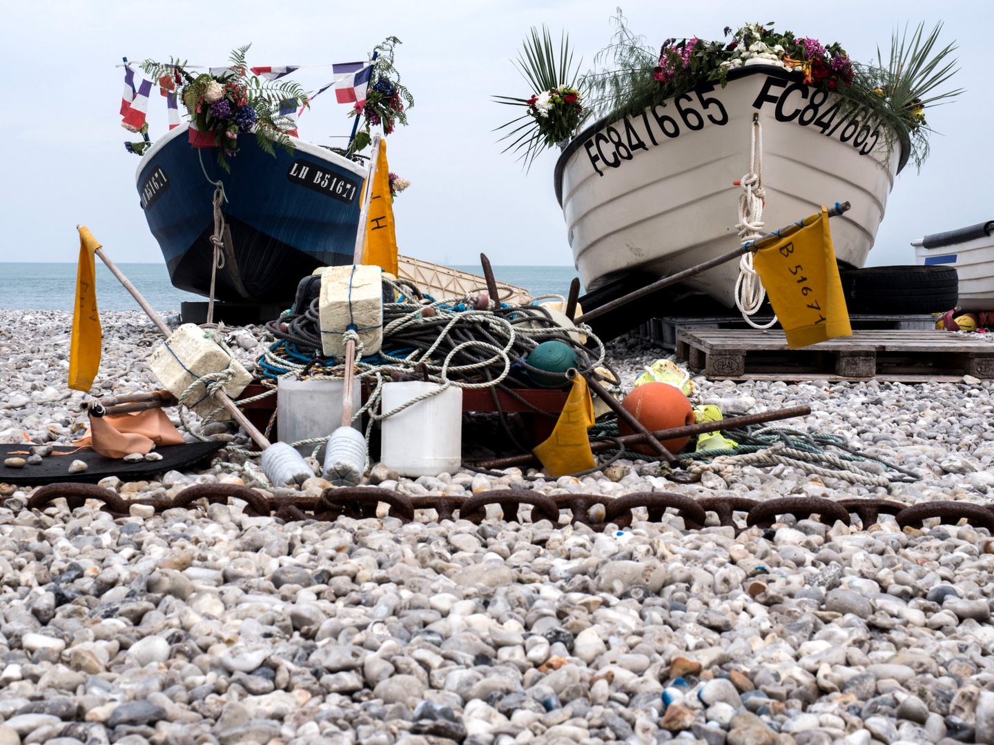 Fischerboote am Strand von Yport / Normandie II