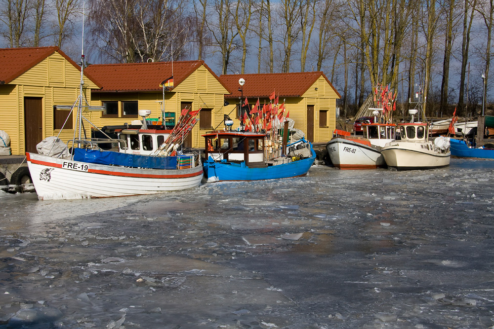 Fischerboote im Eis